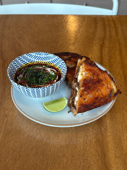 Birria Grilled Cheese con Alfonsina