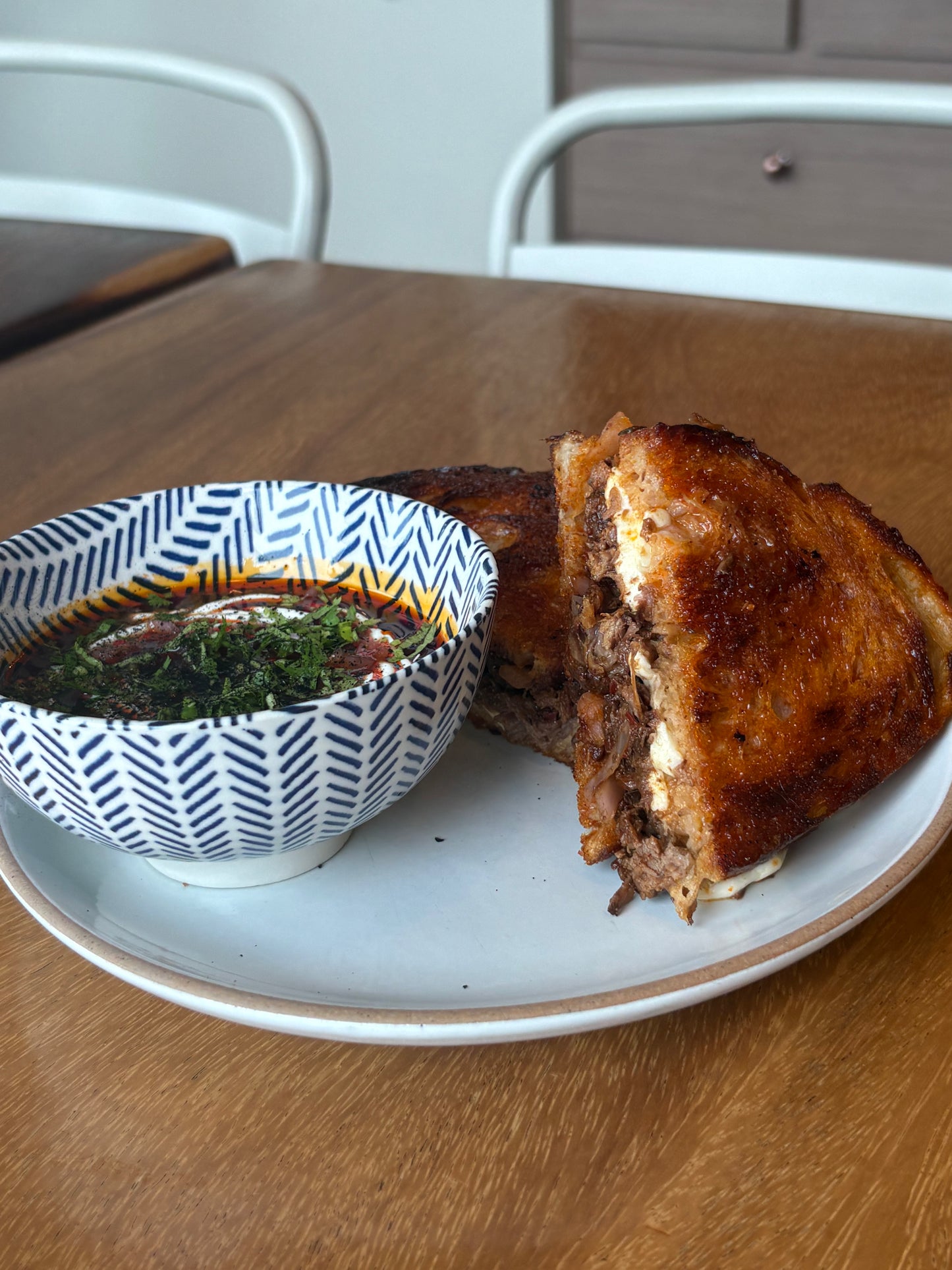 Birria Grilled Cheese con Alfonsina